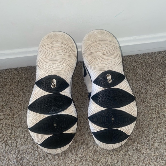 Kyrie 5 black and white - Picture 4 of 4